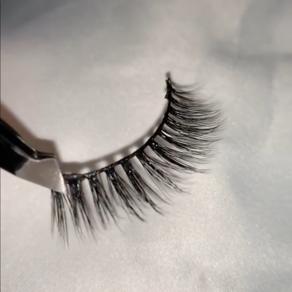 Flawless style strip lashes